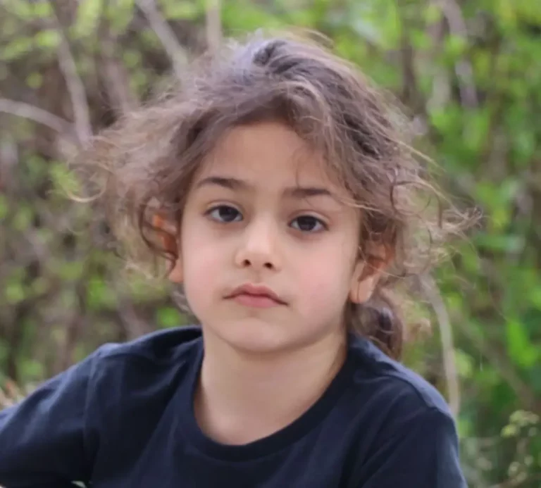 Arat Hosseini Biography, Age, Images, Height, Figure, Net Worth