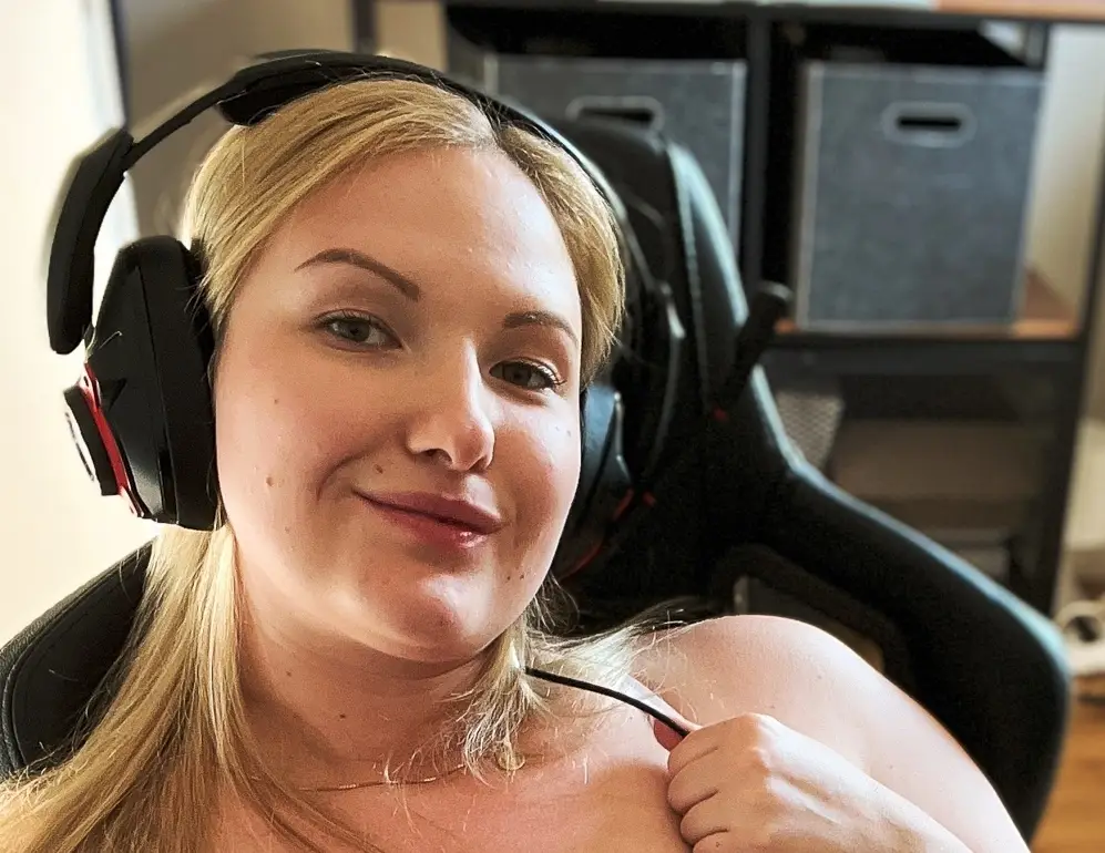 Kira Liv (Plus Size Model) Biography, Age, Height, Net Worth 6 Kira Liv 1