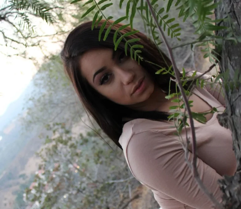 Demi Lowe Biography, Age, Images, Height, Net Worth