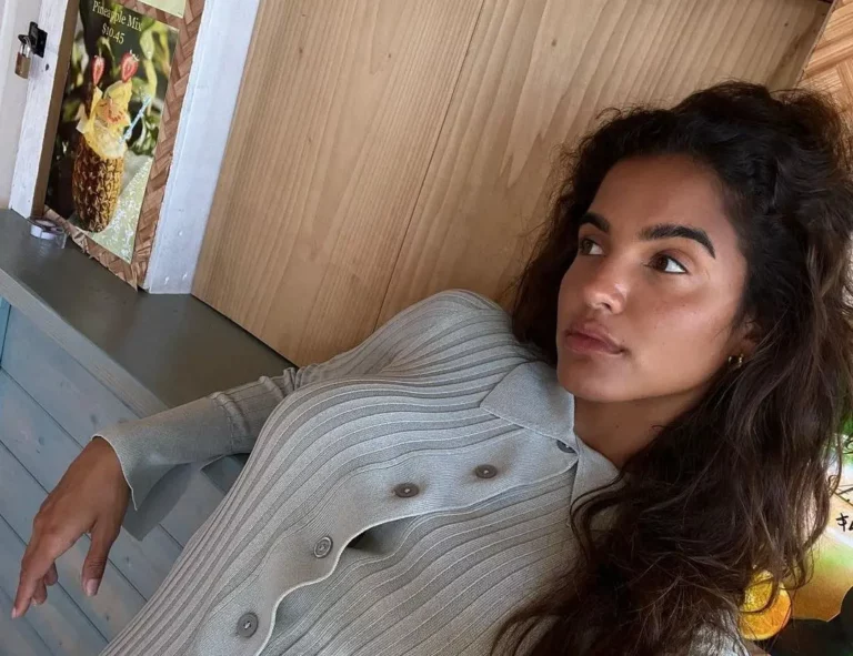 Julia Muniz Biography, Age, Family, Images, Net Worth