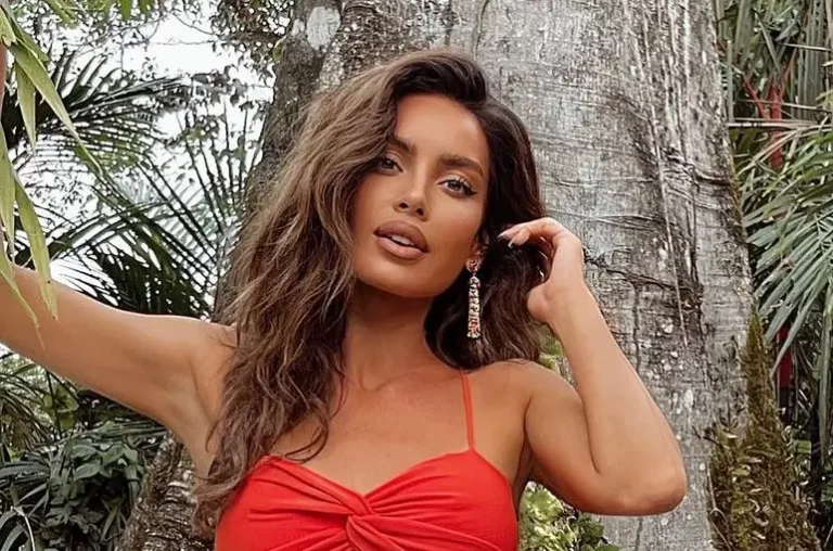 Sarah Stage Biography, Age, Family, Images, Net Worth