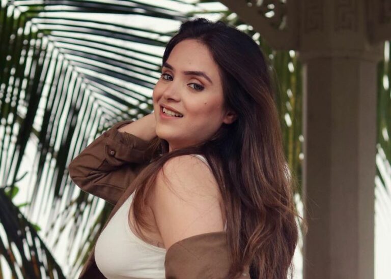 Simran Dhanwani Biography, Age, Images, Height, Figure, Net Worth