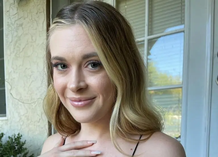 Lindsay Lee Biography, Age, Height, Figure, Net Worth