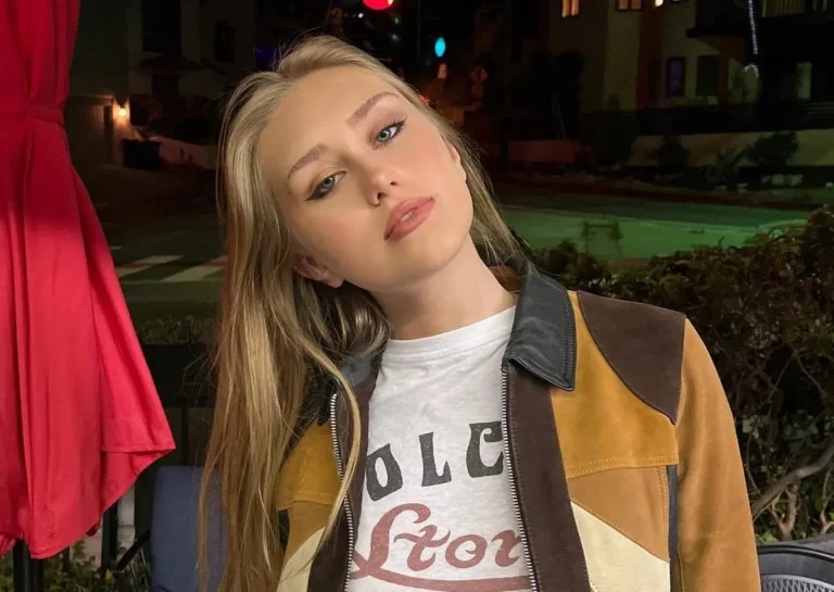 Emily Skinner Biography, Age, Images, Height, Figure, Net Worth