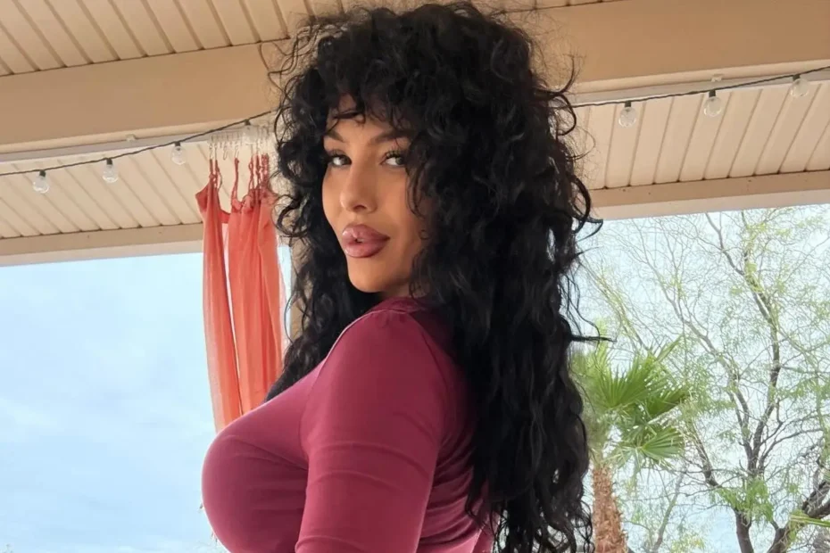 Zoë Renea Age, Biography, Instagram, Career & Net Worth 1 Zoe Renea Instagram star posing in anime inspired cosplay outfit 1