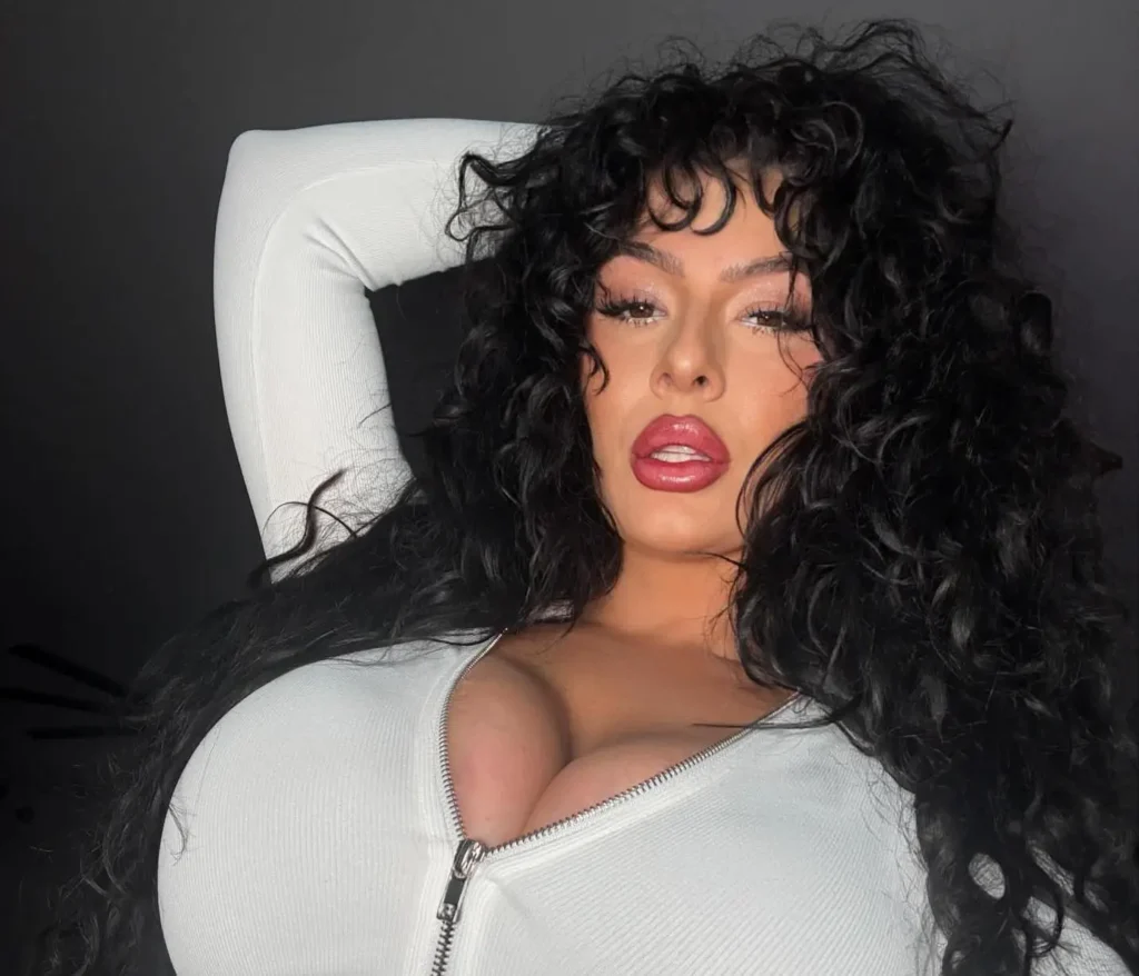 Zoë Renea content creator sharing cosplay photos on Instagram