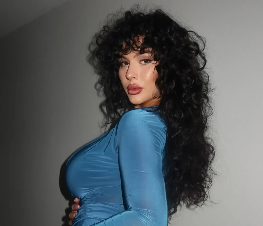 Zoë Renea content creator sharing cosplay photos on Instagram