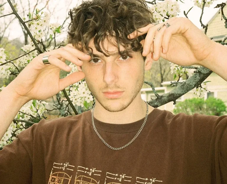 Jvke Biography, Age, Images, Height, Figure, Net Worth