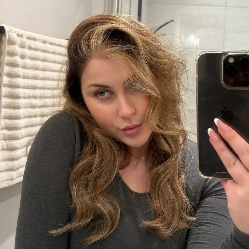 Ellie Appleton Biography, Age, Height, Figure, Career & Net Worth 2 Ellie Appleton 1