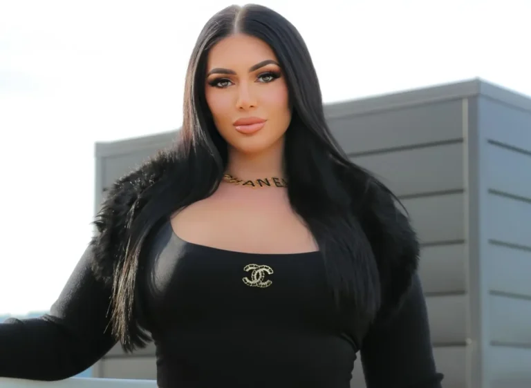 Sammyy02k American plus-size model posing for a photoshoot