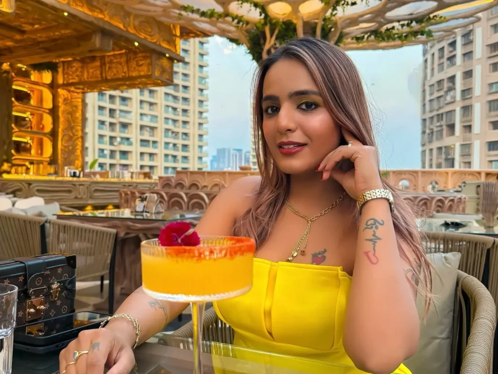 Shreyal Pandey (MyGlamGirl) Biography Success Story, Net Worth, Career 3 Shreyal Pandey 2