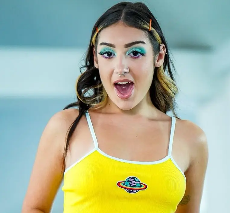 Violet Gems Biography, Age, Height, Career, Lifestyle 2 Violet Gems Biography, Age, Height, Career, Lifestyle